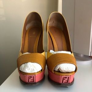 Colorblock Fendi Peeptoe pumps - sz 38